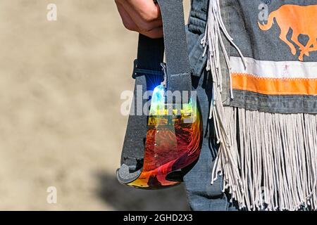 Heimischer Racer mit schützender Sportbrille beim Enoch Cree Nation Indian Relay (Horse) Race. Alberta Kanada Stockfoto