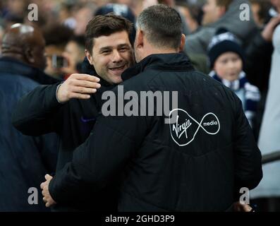 Tottenham Hotspur-Manager Mauricio Pochettino begrüßt den Southampton First-Team Assistant Coach und Caretaker Manager Kelvin Davis während des Premier League-Spiels im Wembley Stadium, London. Bilddatum: 5. Dezember 2018. Bildnachweis sollte lauten: Craig Mercer/Sportimage via PA Images Stockfoto