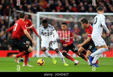 Andre-Frank Zambo Anguissa von Fulham tritt während des Premier League-Spiels in Old Trafford, Manchester, gegen Nemanja Matic von Manchester United an. Bilddatum: 8. Dezember 2018. Bildnachweis sollte lauten: Matt McNulty/Sportimage via PA Images Stockfoto