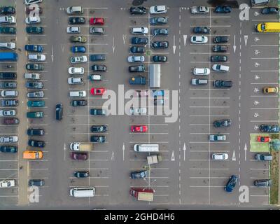 Drohnenansicht eines großen Parkplatzes an einem sonnigen Sommertag, horizontaler Parkplatz Stockfoto