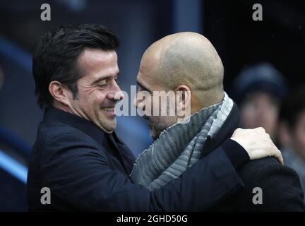 Marco Silva Manager von Everton begrüßt Josep Guardiola Manager von Manchester City während des Spiels der Premier League im Etihad Stadium, Manchester. Bild Datum 15. Dezember 2018. Bildnachweis sollte lauten: Simon Bellis/Sportimage via PA Images Stockfoto