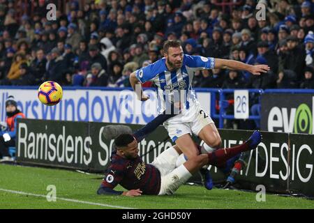 Jamaal Lascelles aus Newcastle United fouls Laurent Depoitre aus Huddersfield Town während des Premier League-Spiels im John Smiths Stadium, Huddersfield. Bilddatum: 15. Dezember 2018. Bildnachweis sollte lauten: James Wilson/Sportimage via PA Images Stockfoto