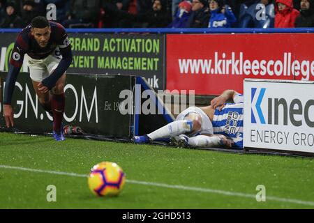 Jamaal Lascelles aus Newcastle United fouls Laurent Depoitre aus Huddersfield Town während des Premier League-Spiels im John Smiths Stadium, Huddersfield. Bilddatum: 15. Dezember 2018. Bildnachweis sollte lauten: James Wilson/Sportimage via PA Images Stockfoto