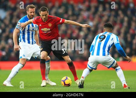 Nemanja Matic von Manchester United stellt sich während des Premier League-Spiels in Old Trafford, Manchester, gegen Elias Kachunga von Huddersfield Town. Bilddatum: 26. Dezember 2018. Bildnachweis sollte lauten: Matt McNulty/Sportimage via PA Images Stockfoto