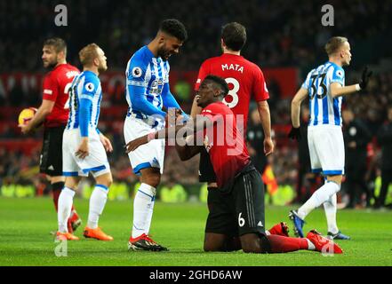 Paul Pogba von Manchester United teilt einen Witz mit Elias Kachunga von Huddersfield Town während des Spiels in der Premier League in Old Trafford, Manchester. Bilddatum: 26. Dezember 2018. Bildnachweis sollte lauten: Matt McNulty/Sportimage via PA Images Stockfoto