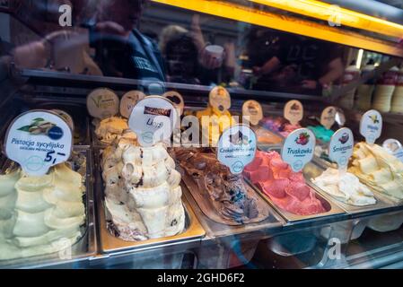 Krakau, Polen - 28. August 2018: Ausstellung von verschiedenen Eiscreme-Sorten in einer Eisdiele in der Altstadt von Krakau, Polen Stockfoto
