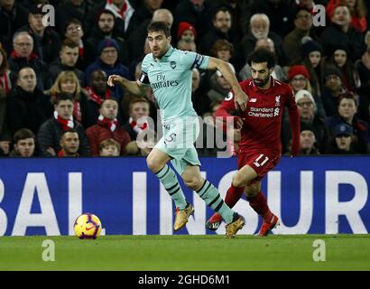 Mohamed Salah (R) von Liverpool kämpft während des Spiels der Premier League im Anfield Stadium, Liverpool, um den Ball mit den Sokratis von Arsenal. Bilddatum 29. Dezember 2018. Bildnachweis sollte lauten: Andrew Yates/Sportimage via PA Images Stockfoto