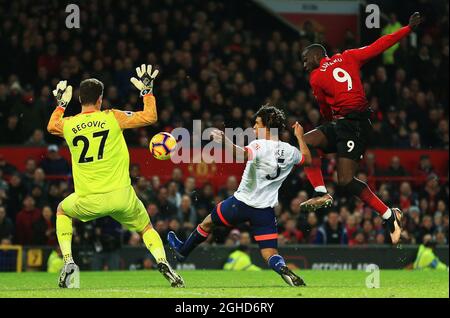 Romelu Lukaku von Manchester United erzielt im Premier League-Spiel in Old Trafford, Manchester, den vierten Treffer seines Teams. Bilddatum: 30. Dezember 2018. Bildnachweis sollte lauten: Matt McNulty/Sportimage via PA Images Stockfoto