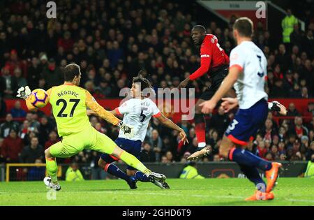 Romelu Lukaku von Manchester United erzielt im Premier League-Spiel in Old Trafford, Manchester, den vierten Treffer seines Teams. Bilddatum: 30. Dezember 2018. Bildnachweis sollte lauten: Matt McNulty/Sportimage via PA Images Stockfoto