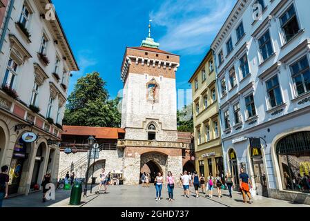 Krakau, Polen - 30. August 2018: Florian Gate oder Brama Florianska mit Menschen in der Altstadt von Krakau, Polen Stockfoto