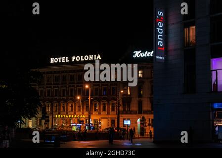 Krakau, Polen - 30. August 2018: Fassade des Polonia Hotels und des Landels Hotels bei Nacht in Krakau, Polen Stockfoto