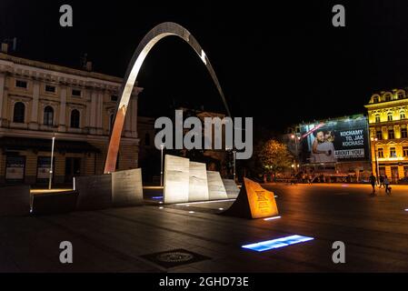 Krakau, Polen - 30. August 2018: Ryszard Kuklinski Denkmal mit Menschen in der Nacht in einem Plac Jana Nowaka Jezioranskiego in Krakau, Polen Stockfoto