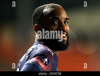 Alexandre Lacazette von Arsenal lächelt die Fans während des Emirates FA Cup, dem dritten Spiel in der Bloomfield Road, Blackpool. Bilddatum: 5. Januar 2019. Bildnachweis sollte lauten: Matt McNulty/Sportimage via PA Images Stockfoto