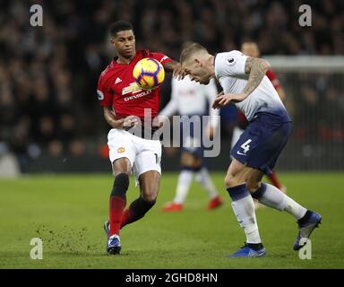 Marcus Rashford von Manchester United (links) und Toby Alderweireld von Tottenham Hotspur kämpfen während des Spiels der Premier League im Wembley Stadium, London, um den Ball. Bilddatum: 13. Januar 2019. Bildnachweis sollte lauten: David Klein/Sportimage Stockfoto