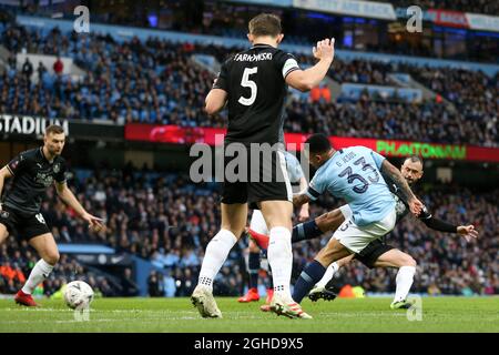 Gabriel Jesus von Manchester City erzielt das erste Tor beim Spiel der vierten Runde des Emirates FA Cup im Etihad Stadium in Manchester. Bilddatum: 26. Januar 2019. Bildnachweis sollte lauten: James Wilson/Sportimage Stockfoto