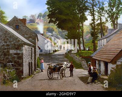 Eine Ansicht des Dorfes Glenarm aus dem frühen 20. Jahrhundert in der Grafschaft Antrim, Nordirland. Es liegt an der Nordkanalküste nördlich der Stadt Larne und dem Dorf Ballygalley und südlich des Dorfes Carnlough, dessen Name von dem tal, in dem es liegt, dem südlichsten der neun Glens von Antrim, stammt. Stockfoto