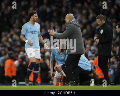 Josep Guardiola-Manager von Manchester City instruiert Kyle Walker von Manchester City während des Spiels der Premier League im Etihad Stadium, Manchester. Bilddatum: 3. Februar 2019. Bildnachweis sollte lauten: Simon Bellis/Sportimage via PA Images Stockfoto