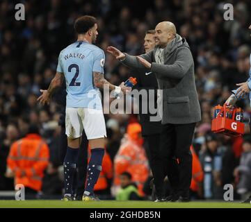 Josep Guardiola-Manager von Manchester City instruiert Kyle Walker von Manchester City während des Spiels der Premier League im Etihad Stadium, Manchester. Bilddatum: 3. Februar 2019. Bildnachweis sollte lauten: Simon Bellis/Sportimage via PA Images Stockfoto