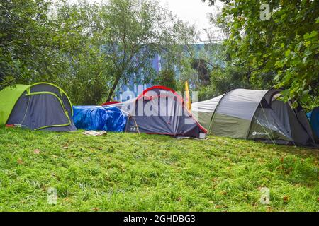 London, Großbritannien. September 2021. Während der DSEI-Proteste vor Excel London werden Zelte aufgeschlagen.Demonstranten haben vor dem Excel Center in East London einen Campingplatz eingerichtet, um die Rüstungsmesse Defence and Security Equipment International (DSEI), die am 14-17. September 2021 stattfindet, zu stören. Kredit: SOPA Images Limited/Alamy Live Nachrichten Stockfoto