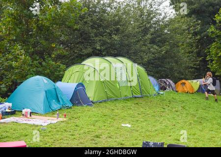 London, Großbritannien. September 2021. Während der DSEI-Proteste vor Excel London werden Zelte aufgeschlagen.Demonstranten haben vor dem Excel Center in East London einen Campingplatz eingerichtet, um die Rüstungsmesse Defence and Security Equipment International (DSEI), die am 14-17. September 2021 stattfindet, zu stören. Kredit: SOPA Images Limited/Alamy Live Nachrichten Stockfoto