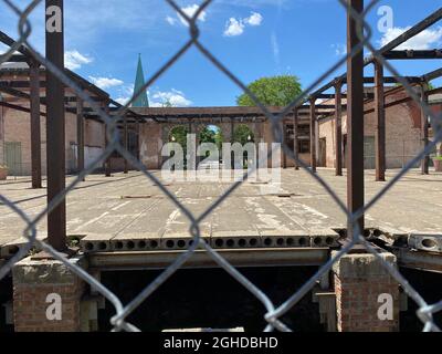 Chicago, Illinois, USA. Mai 2021. Die Überreste der Markthalle im Pullman National Monument auf der äußersten Südseite von Chicago, Illinois, werden am 26. Mai 2021 gezeigt. Das Pullman Historic District wurde 2015 von Präsident Barack Obama zum nationalen Denkmal erklärt. Am Labor Day Weekend 2021 wurde das Pullman National Monument Visitor Center im restaurierten Administration Clock Tower Building eröffnet, das nach einem Brandstifter im Jahr 1998 vor dem Abriss gerettet wurde. Das weitläufige Gelände war der Standort der Pullman-Eisenbahnwaggonfabrik. (Bild: © Mark Hertzberg/ZUMA P Stockfoto