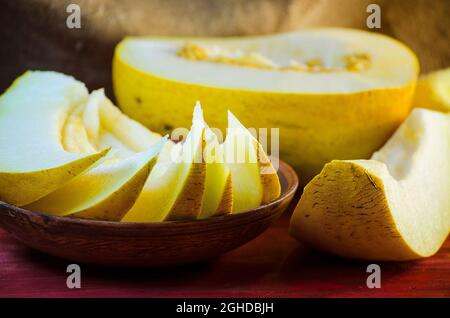 Halb und Scheiben reife Melone auf weißem Hintergrund Stockfoto