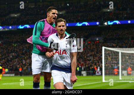 Jan Vertonghen von Tottenham Hotspur feiert mit Teamkollege Erik Lamela, nachdem er während des Spiels der UEFA Champions League im Wembley Stadium, London, das zweite Tor seiner Mannschaft im First Leg der UEFA 16 erzielt hatte. Bilddatum: 13. Februar 2019. Bildnachweis sollte lauten: Craig Mercer/Sportimage via PA Images Stockfoto