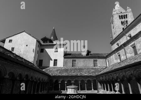 Die Stiftskirche von Santi Pietro e Orso (auf Französisch Collégiale des Saints Pierre et Ours) ist ein religiöses Gebäude in Aosta, in Norditalien. T Stockfoto