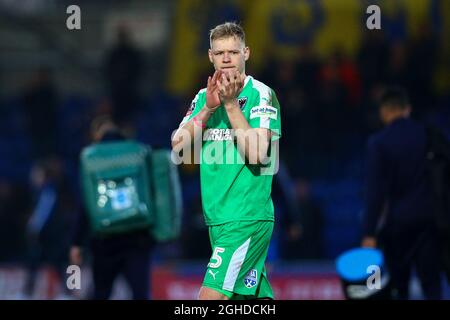 Aaron Ramsdale vom AFC Wimbledon applaudiert den Fans beim Finalpfiff während des Spiels der fünften Runde des FA Cup im Cherry Red Records Stadium, London. Bilddatum: 16. Februar 2018. Bildnachweis sollte lauten: Craig Mercer/Sportimage via PA Images Stockfoto