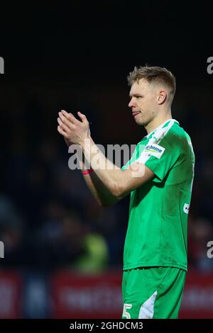 Aaron Ramsdale vom AFC Wimbledon applaudiert den Fans beim Finalpfiff während des Spiels der fünften Runde des FA Cup im Cherry Red Records Stadium, London. Bilddatum: 16. Februar 2018. Bildnachweis sollte lauten: Craig Mercer/Sportimage via PA Images Stockfoto