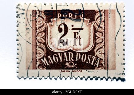 Eine alte, in Ungarn gedruckte Briefmarke zeigt einen Wert von 2 ft und Text Magyar Posta um 1958, isoliert auf weißem Hintergrund, alte Retro-Briefmarken Stockfoto