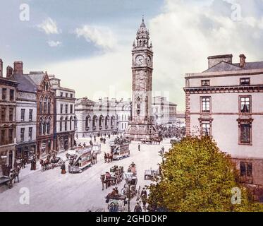 Eine Ansicht der High Street und der Albert Memorial Clock (besser bekannt als Albert Clock) aus dem frühen 20. Jahrhundert, die sich am Queen's Square in Belfast, Nordirland, befindet. Es wurde 1869 fertiggestellt und ist eines der bekanntesten Wahrzeichen von Belfast. Stockfoto