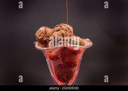 Der Schokoladentrüffel ist eine Süßigkeit mit einem Aussehen und Geschmack ähnlich wie der Bonbon Stockfoto