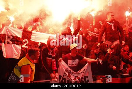 Rennes-Fans zünden während des UEFA Europa League Round of 16 Second Leg-Spiels im Emirates Stadium, London, Leuchtraketen an. Bilddatum: 14. März 2019. Bildnachweis sollte lauten: Darren Staples/Sportimage via PA Images Stockfoto