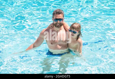 Kindheit und Elternschaft. Vater und Sohn tragen im Schwimmbad eine Brille. Stockfoto