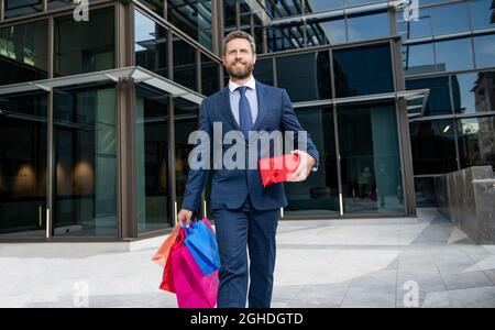 Fröhlicher Geschäftsmann mit geschäftlicher Belohnung. Anlass Gruß. Stockfoto