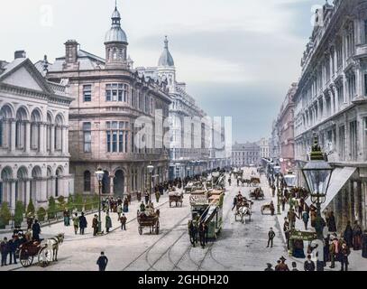 Eine Ansicht der Royal Avenue aus dem frühen 19. Jahrhundert im Stadtzentrum von Belfast, der Hauptstadt und größten Stadt Nordirlands, die am Ufer des Flusses Lagan an an der Ostküste liegt. Belfast war ein wichtiger Hafen, der eine wichtige Rolle in der industriellen Revolution in Irland spielte und ihm den Spitznamen „Linenopolis“ als ein wichtiges Zentrum der irischen Leinenproduktion, Tabakverarbeitung und Seilherstellung einbrachte. Der Schiffbau war auch eine Schlüsselindustrie; die Harland- und Wolff-Werft, die die RMS Titanic baute, war die größte Werft der Welt. Stockfoto