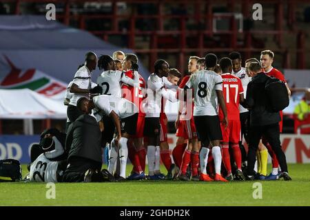 Spieler von beiden Seiten werden nach einem Kampf während des Internationalen Freundschaftsspieles auf dem Rennbahngelände Wrexham erhitzt. Bilddatum: 20. März 2019. Bildnachweis sollte lauten: James Wilson/Sportimage via PA Images Stockfoto