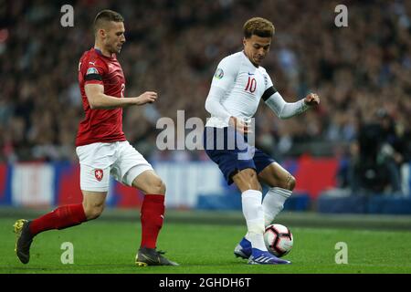 Pavel Kaderabek (L) aus Tschechien und DELE Alli aus England während des UEFA Euro 2020 Qualifying Group A-Spiels im Wembley-Stadion in London. Bild Datum 22. März 2019. Bildnachweis sollte lauten: James Wilson/Sportimage via PA Images Stockfoto