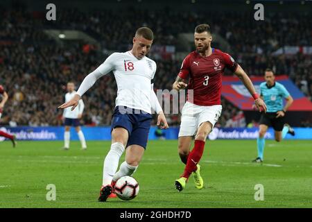 Ross Barkley (L) aus England und Ondrej Celustka aus Tschechien während des UEFA Euro 2020 Qualifying Group A-Spiels im Wembley-Stadion in London. Bild Datum 22. März 2019. Bildnachweis sollte lauten: James Wilson/Sportimage via PA Images Stockfoto