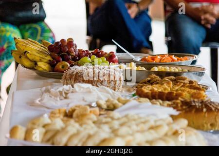 Salvador, Bahia, Brasilien - 28. Oktober 2015: Verschiedene süße und herzhafte Speisen auf einem Tisch für Partygäste. Stockfoto