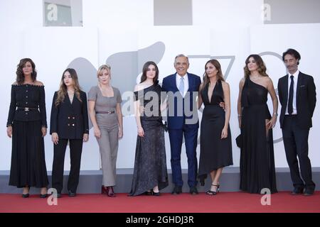 Venedig, Italien. September 2021. Edouard Weil, Audrey Diwan, Anamaria Vartolomei, Anna Mouglalis, Luana Bajrami, Louise Orry Diquero und Alberto Barbera bei der Premiere von L'Evenement im Rahmen der 78. Internationalen Filmfestspiele von Venedig am 06. September 2021. Foto von Paolo Cotello Credit: Imagespace/Alamy Live News Stockfoto