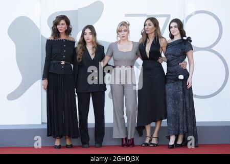 Venedig, Italien. September 2021. Audrey Diwan, Anamaria Vartolomei, Anna Mouglalis, Luana Bajrami, Louise Orry Diquero bei der Premiere von L'Evenement im Rahmen der 78. Internationalen Filmfestspiele von Venedig am 06. September 2021. Foto von Paolo Cotello Credit: Imagespace/Alamy Live News Stockfoto