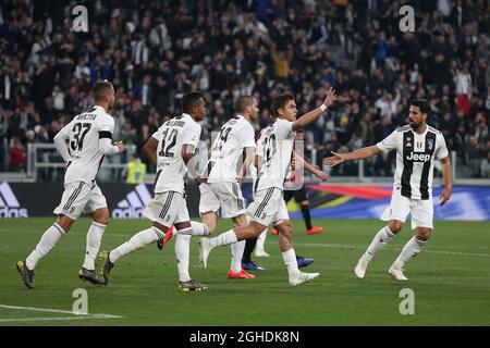 Paulo Dybala von Juventus feiert mit seinen Teamkollegen, nachdem er im Allianz Stadium, Turin, beim Spiel der Serie A von der Strafmarke auf 1-1 Punkte erzielt wurde. Bilddatum: 6. April 2019. Bildnachweis sollte lauten: Jonathan Moscrop/Sportimage via PA Images Stockfoto