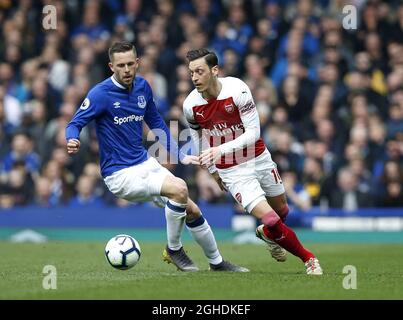 Gylfi Sigurdsson von Everton blickt auf Mesut Ozil von Arsenal während des Premier League-Spiels im Goodison Park, Liverpool. Bilddatum: 7. April 2019. Bildnachweis sollte lauten: Andrew Yates/Sportimage via PA Images Stockfoto