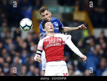 Lucas Digne von Everton fordert Mesut Ozil von Arsenal während des Spiels in der Premier League im Goodison Park, Liverpool, heraus. Bilddatum: 7. April 2019. Bildnachweis sollte lauten: Andrew Yates/Sportimage via PA Images Stockfoto