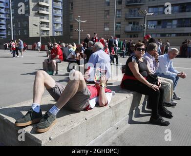 Ein Fan liest das Spieltagsprogramm in der Sonne während des Spiels der Premier League im Emirates Stadium, London. Bilddatum: 21. April 2019. Bildnachweis sollte lauten: David Klein/Sportimage via PA Images Stockfoto