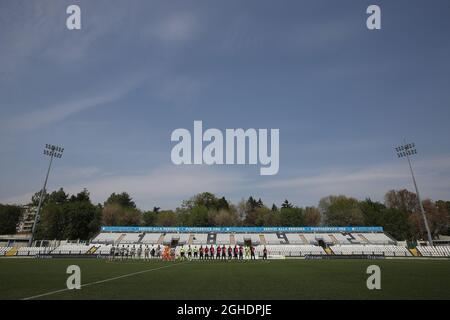 Die Mannschaften stehen vor dem Start beim Spiel der Serie C Group A im Stadio Silvio Piola, Vercelli. Bilddatum: 18. April 2019. Bildnachweis sollte lauten: Jonathan Moscrop/Sportimage via PA Images Stockfoto