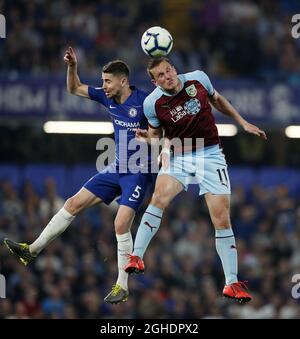 Chelseas Jorginha zwickt sich mit Burnleys Chris Wood während des Spiels der Premier League in Stamford Bridge, London. Bilddatum: 22. April 2019. Bildnachweis sollte lauten: David Klein/Sportimage via PA Images Stockfoto