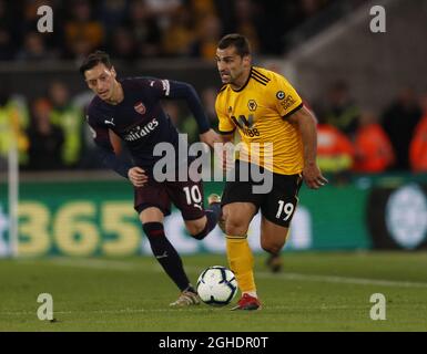 Jonny Otto von Wolverhampton Wanderers gewinnt beim Premier League-Spiel in Molineux, Wolverhampton, vor Mesut Ozil von Arsenal. Bilddatum: 24. April 2019. Bildnachweis sollte lauten: Darren Staples/Sportimage via PA Images Stockfoto